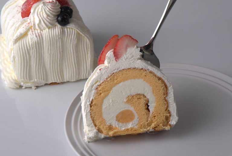 苺のふんわりふわりロールケーキ