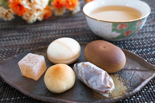 お盆の上に並んだ5種類の和菓子