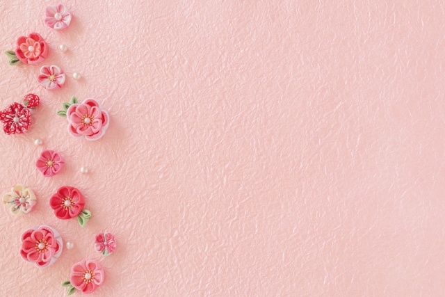 ピンクの和紙のうえに、花のつまみ細工
