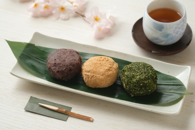 あんこ、きなこ、抹茶のおはぎ3種と日本茶