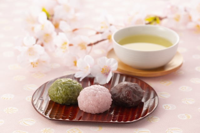 緑、ピンク、あんこのおはぎと日本茶