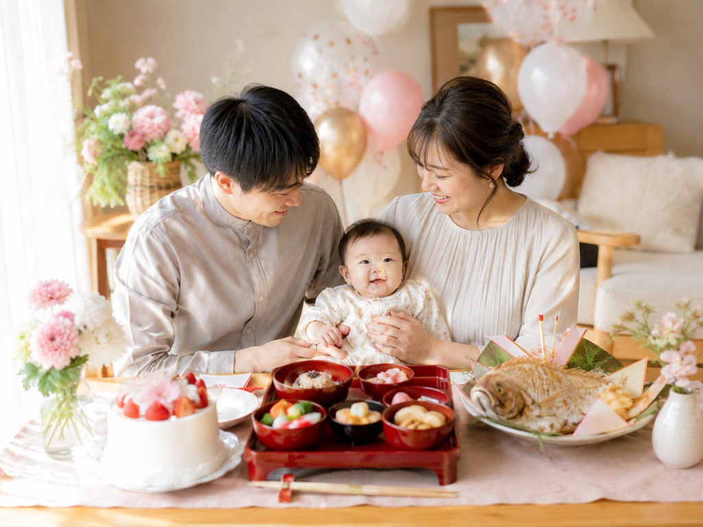 お食い初めを終えて笑顔の家族