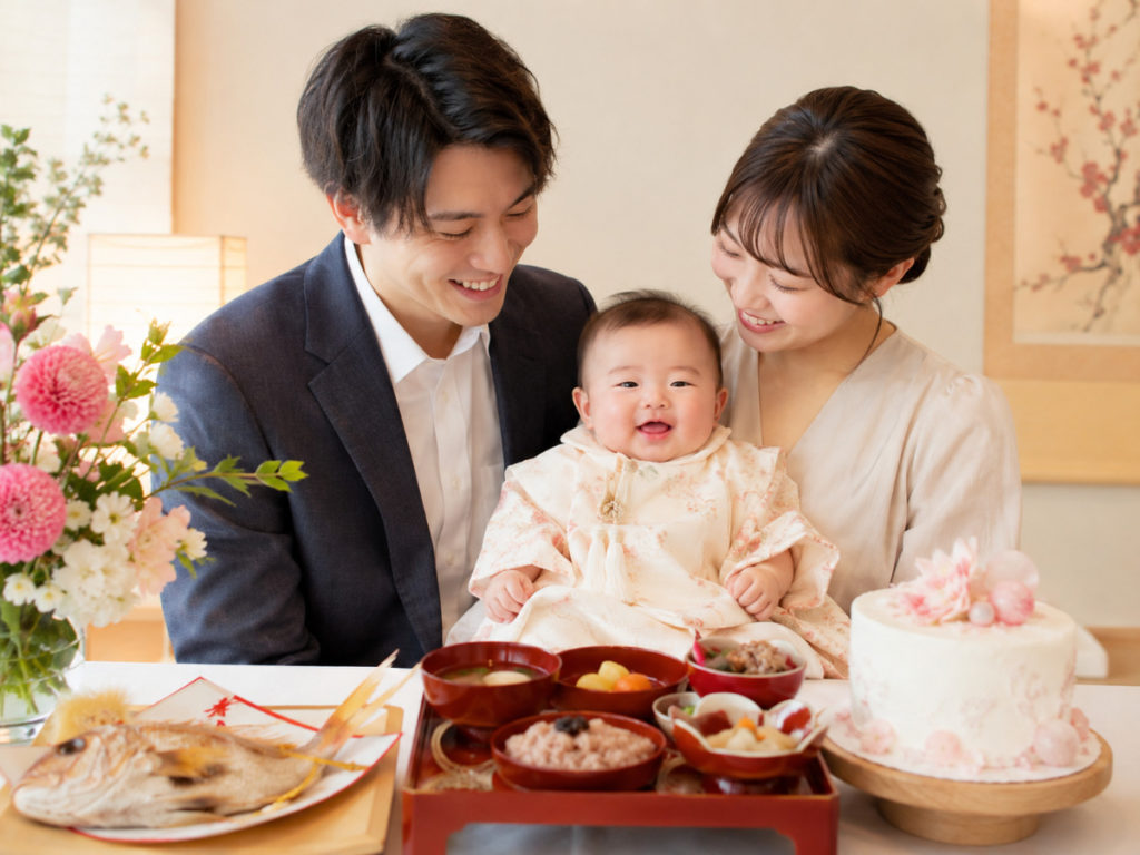 お食い初めのお祝い膳と赤ちゃん
