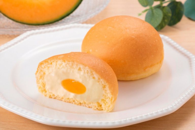 ファミリーマートで新発売「冷やして食べる とろけるくりーむパン 茨城県産赤肉メロン」－八天堂の季節限定くりーむパン