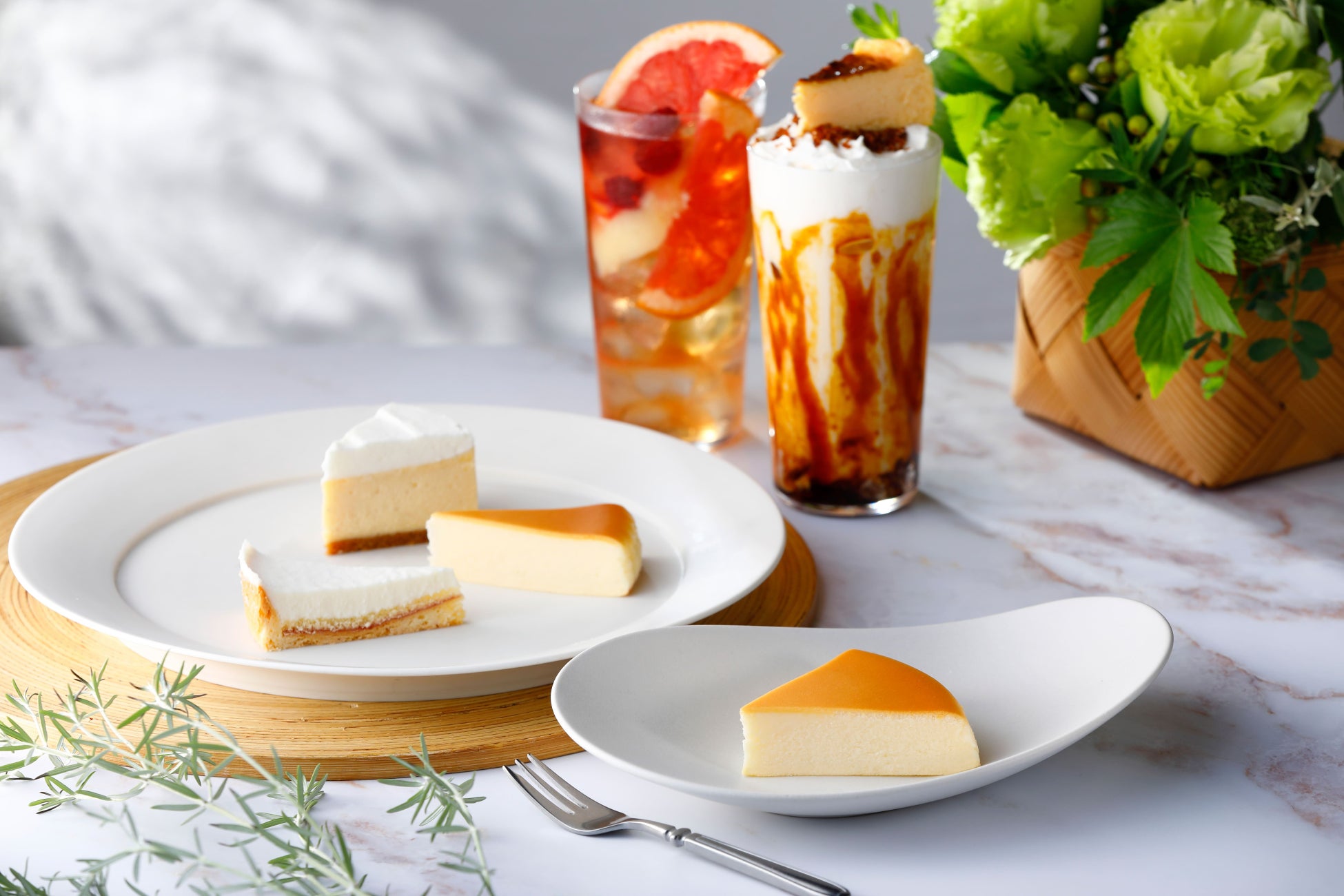 チーズケーキ（チーズガーデン監修のベイクドチーズケーキ入りプレミアムロールケーキがローソンで新登場）
