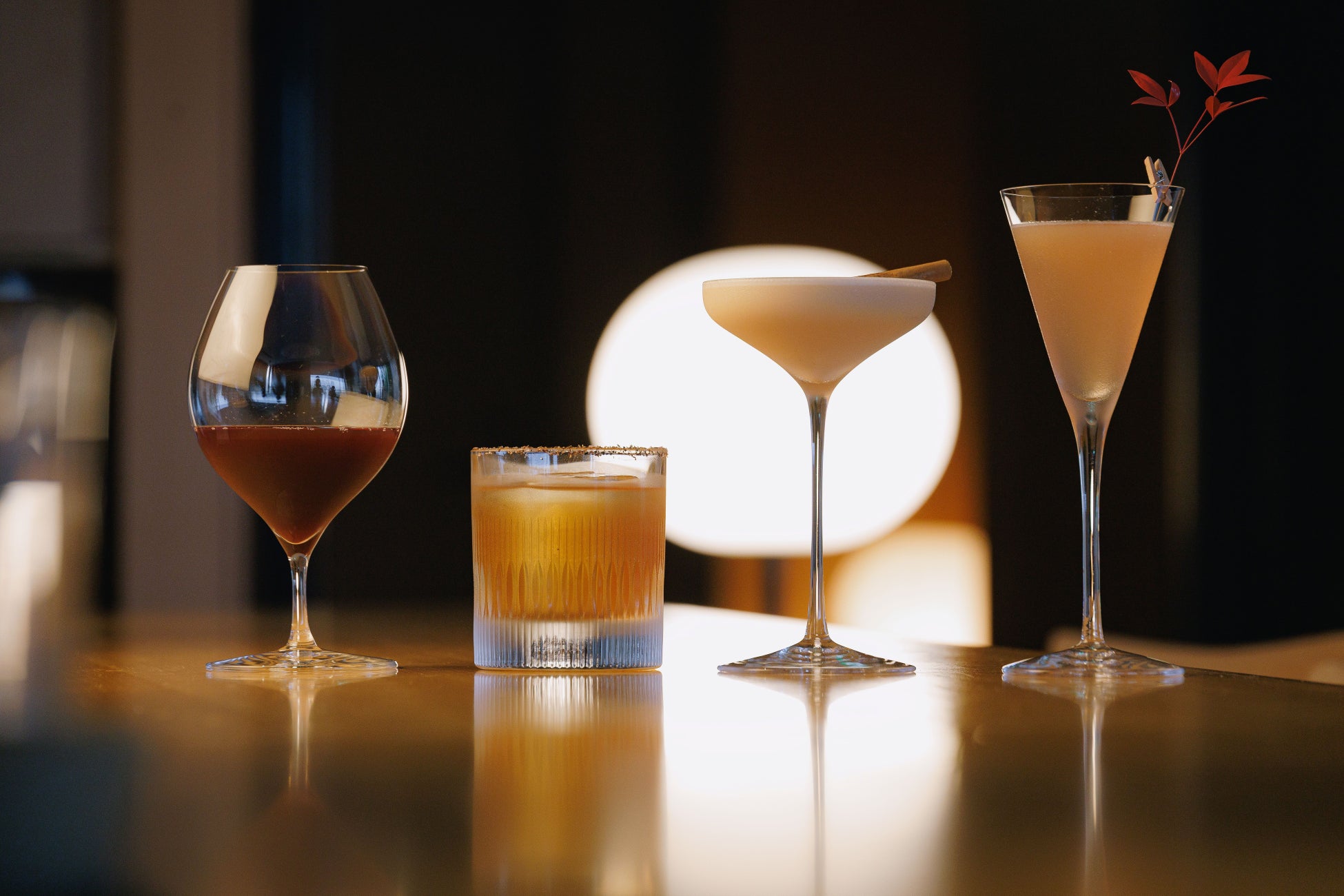 テラス席でも屋内席でも、都会の眺めとともに楽しめる一杯。
