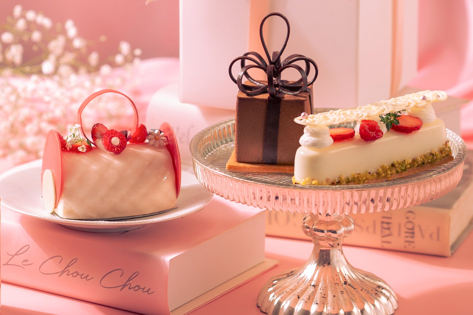 可憐なチャームを添えた「LE CHOU CHOU」をはじめ、繊細なディテールが光るケーキや、ギフトにも最適な見た目も華やかなスイーツの数々