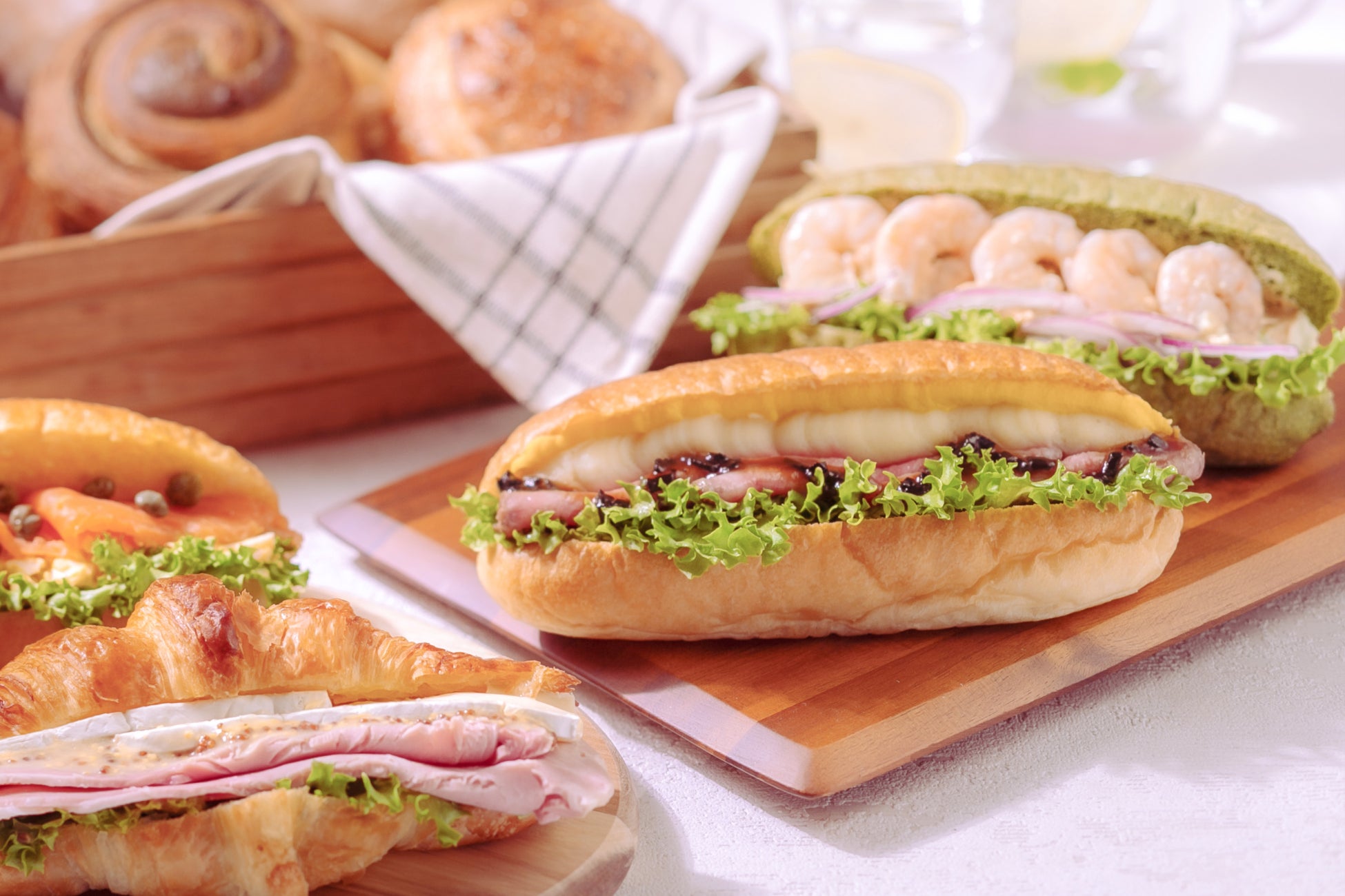 こだわりの食材を合わせた特製サンドイッチから、特別な日の食卓にもふさわしい肉料理まで、バラエティ豊富なデリカテッセン