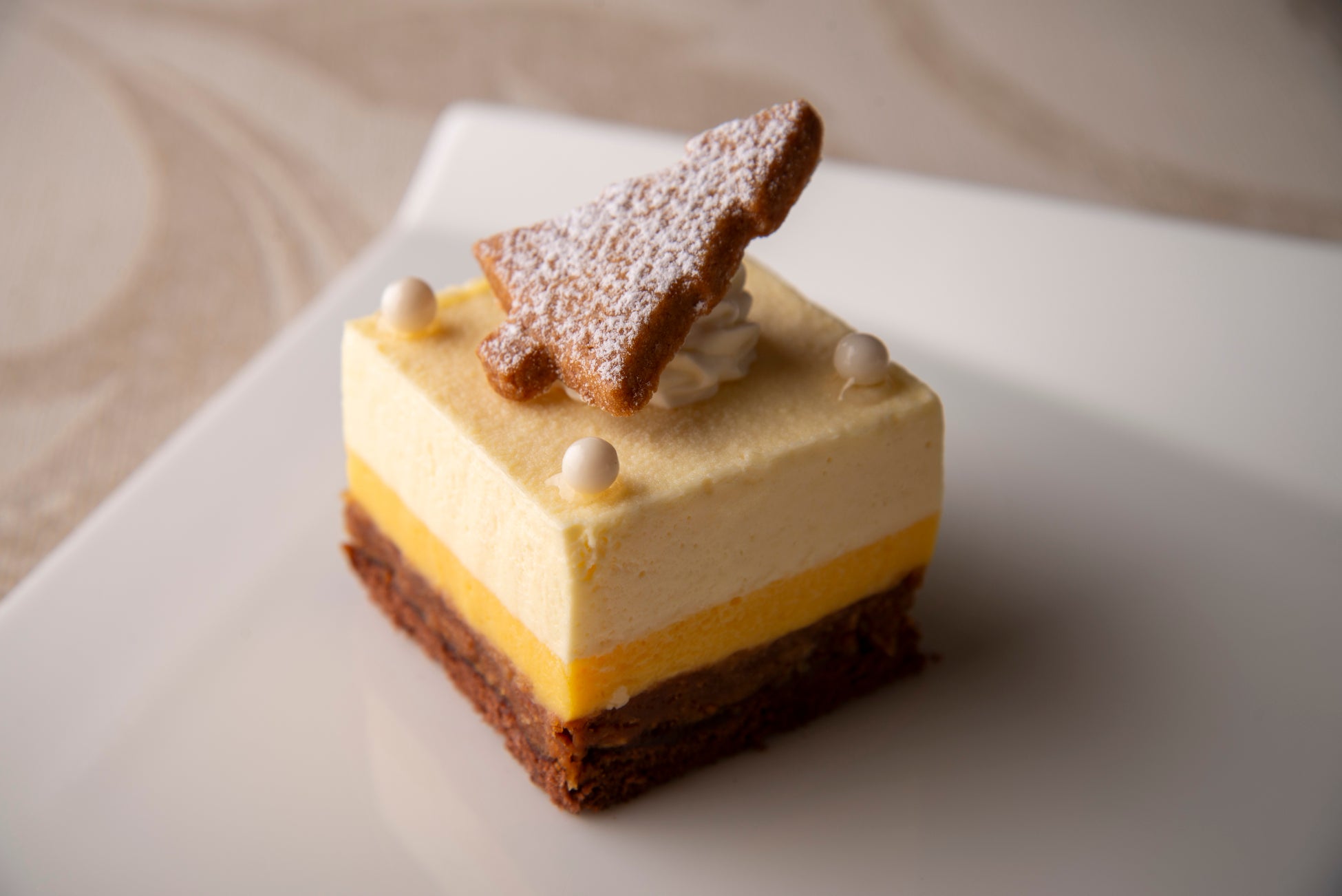 チョコレート（ホテル椿山荘東京のクリスマスケーキ2026年版、手作りマジパン細工の「ノエル ショコラ」登場）
