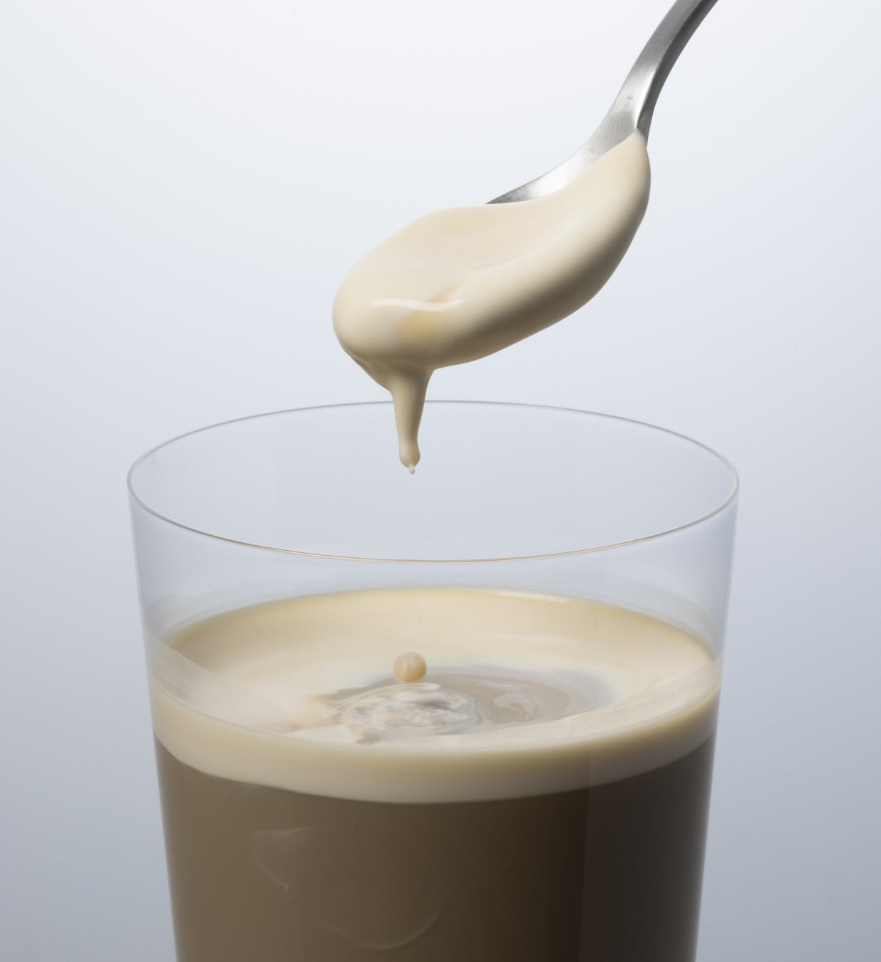 「タカナシ 生乳本来のクリームが浮かぶカフェラテ」イメージ