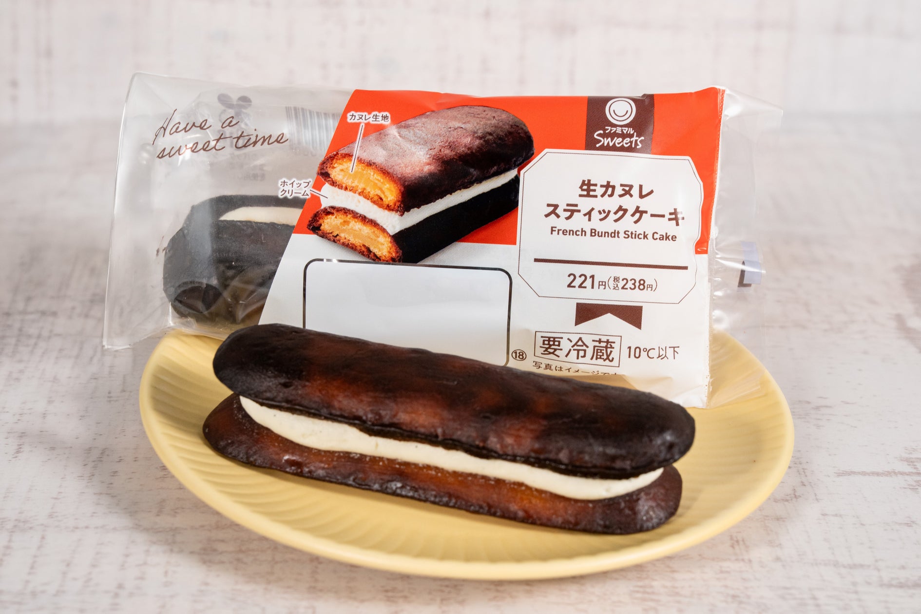 進化したファミリーマートの生カヌレスティックケーキが全国発売