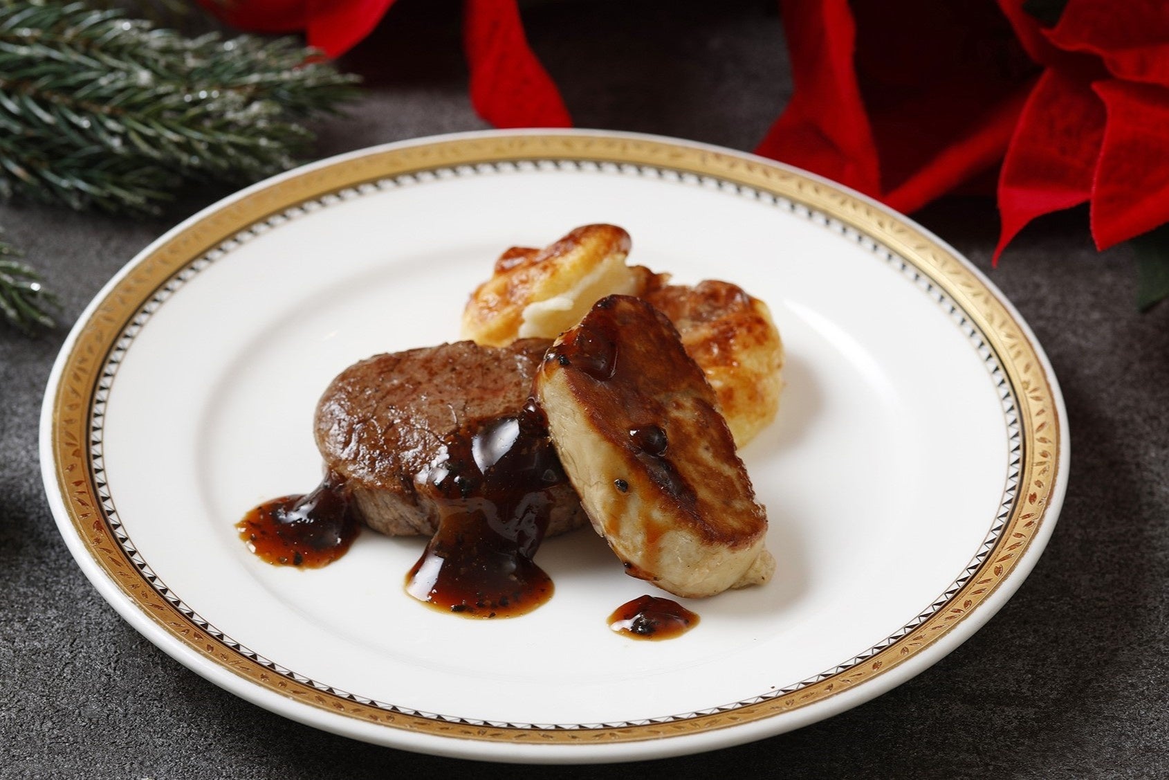 クリスマス期間限定で、牛フィレ肉とフォアグラのロッシーニ風を提供。