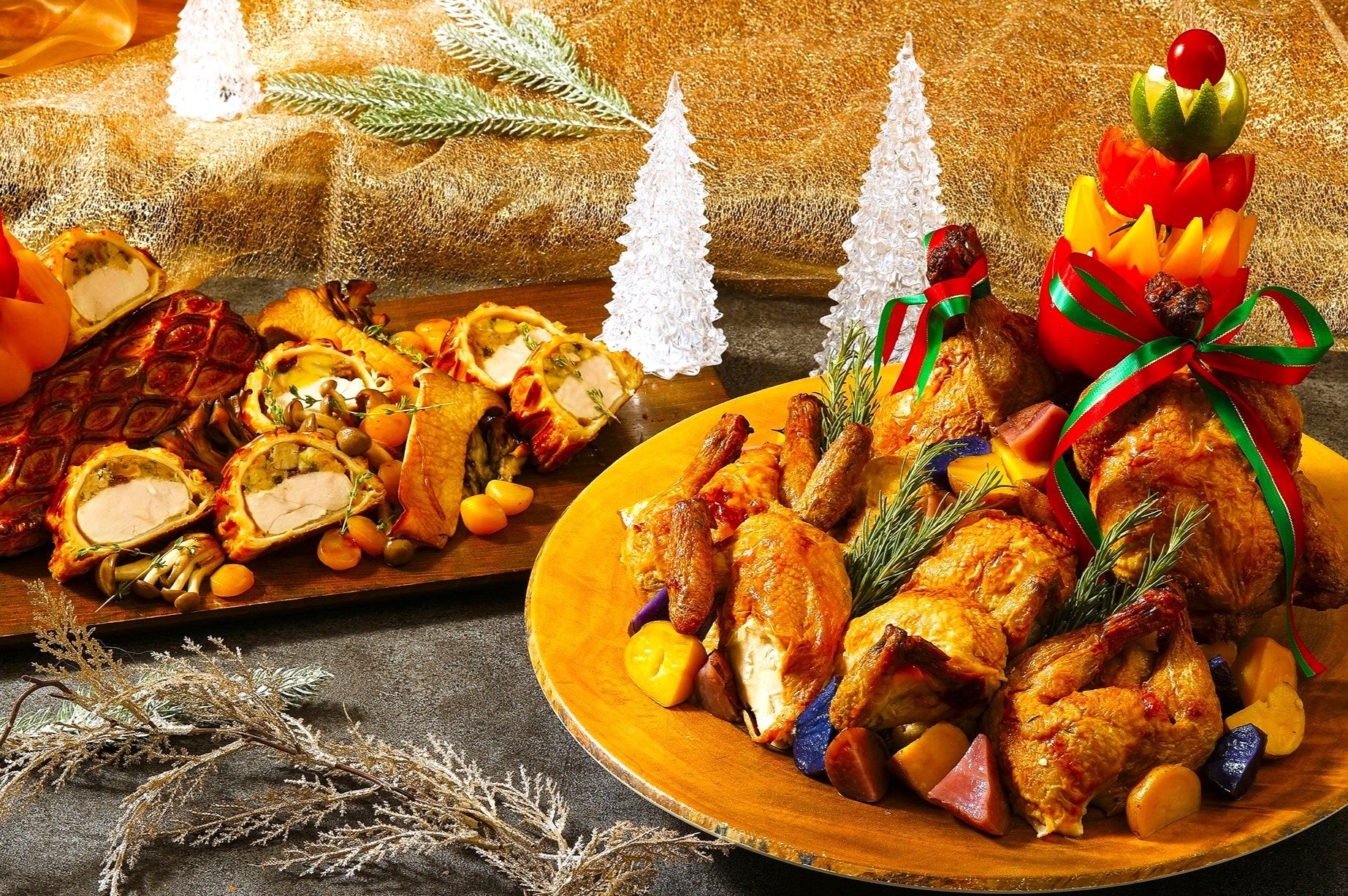 ローストチキンやフライドチキンなど、クリスマスの主役料理が並ぶ。