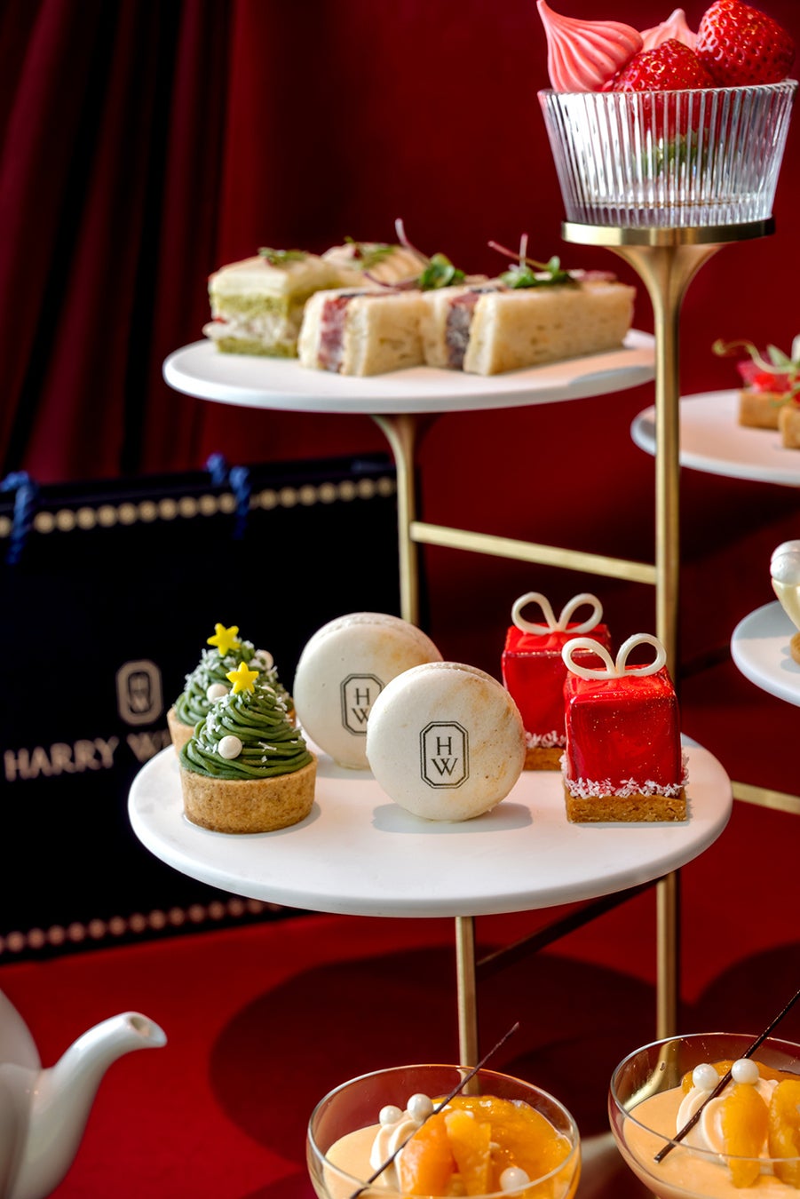 クリスマス モンブラン ～抹茶のモンブランタルト～／HWマカロン ～クリスマススパイス風味のマカロン～／ルビー ベルベット ～ダークチョコレートとフランボワーズのキューブ～