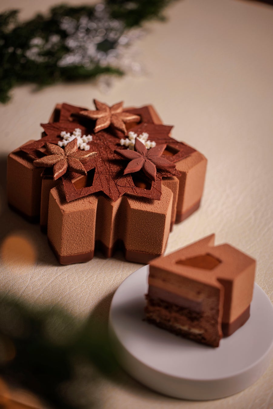 チョコレート（フォーシーズンズホテル東京大手町のクリスマスケーキ「エトワール ショコラ」予約開始と限定ペストリーショップの開催）