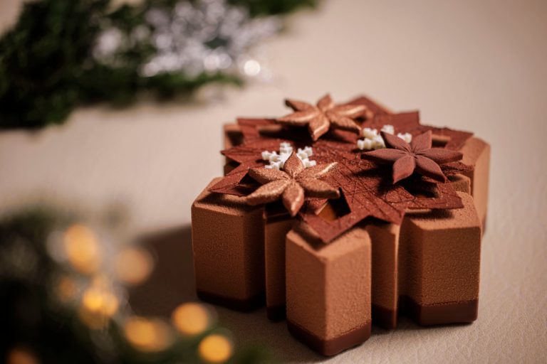 フォーシーズンズホテル東京大手町のクリスマスケーキ「エトワール ショコラ」予約開始と限定ペストリーショップの開催