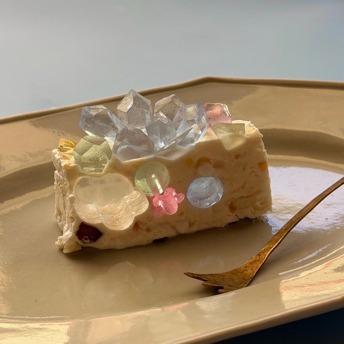 アイスケーキ（わさびの食べる音×ハラペコラボ 3年目のコラボで幻想的な「Crystal Cloud」スイーツ登場）